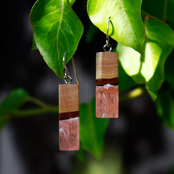 Lily dangle earrings in peach