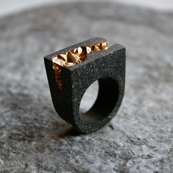 Anakie gold statement ring on stone side view